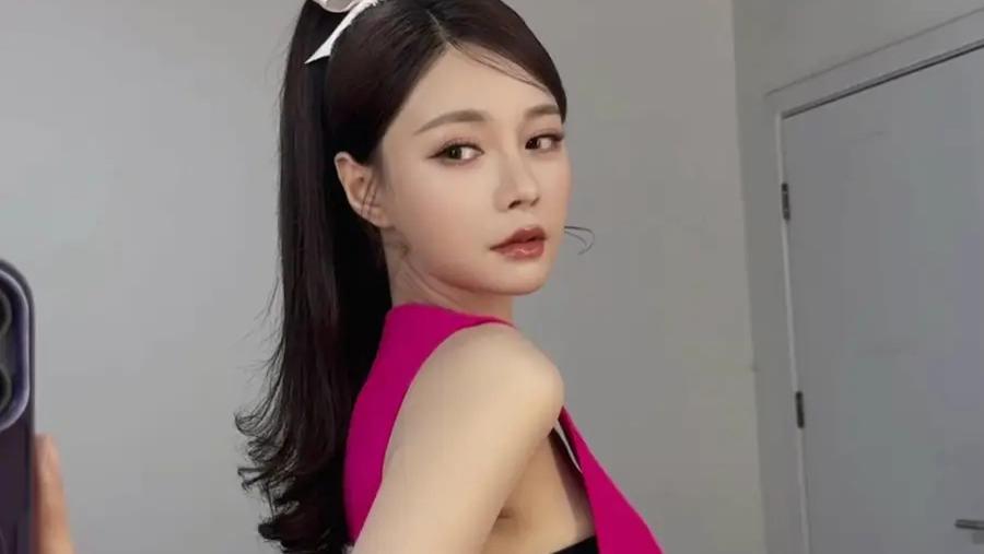 沈梦辰芭比粉暴击！对镜 wink 甜到冒泡，这身材比例我直接喊救命！