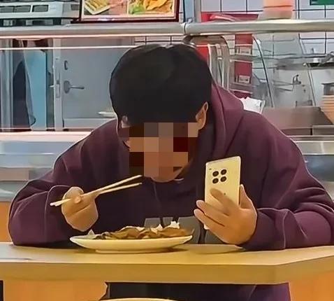 重庆，16岁女孩在饭店边吃饭边玩手机，坐在对面的一名女子误以为女孩是名成年男子并