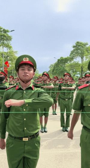 无论越军仪仗队怎么强化训练，都没有办法与我们军队的仪仗队媲美。仔细观察，大家发现