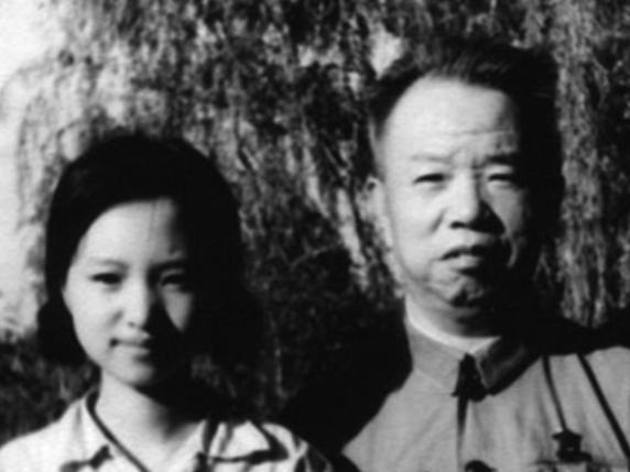 1971年王树声到部队看望女儿，却被警卫兵蛮横拦下，请您排队等候，领表登记，王树