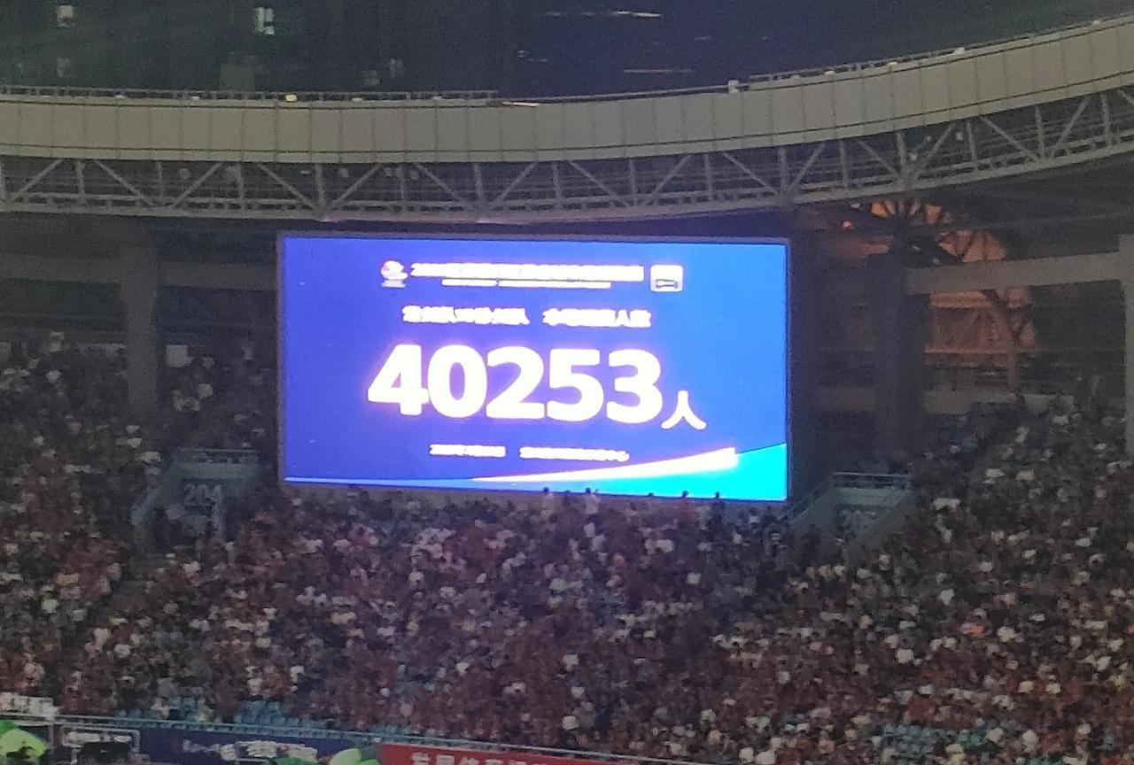 苏超倒数第一的常州队，主场居然有4万多球迷看球。
苏超第7轮，常州主场0比2负于