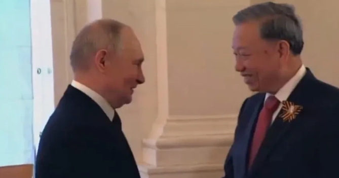 独联体聚会，都是曾经的兄弟，交流无障碍。
普京总统今晚在克里姆林宫亲切会见前来参