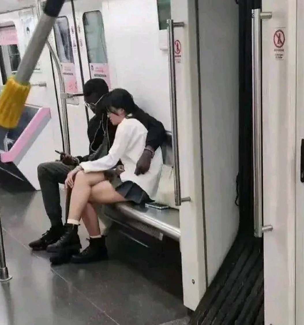 真想踹他一脚
昨日去了趟杭州，地铁上一黑人老外和一中国女孩的“互动”真得令人不耻