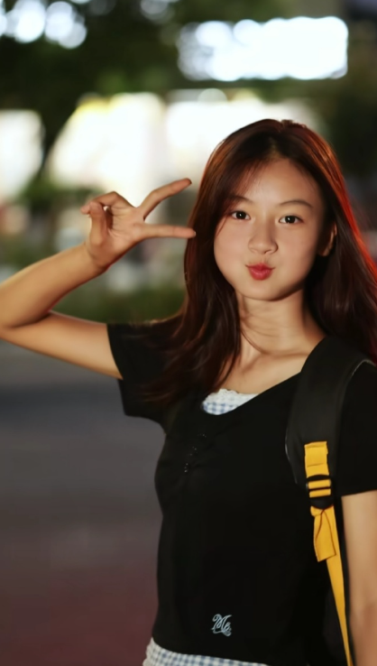 如果是于正我觉得他还能保护她，其他经纪公司她可能就不会一直单纯下去，她那个妈也没