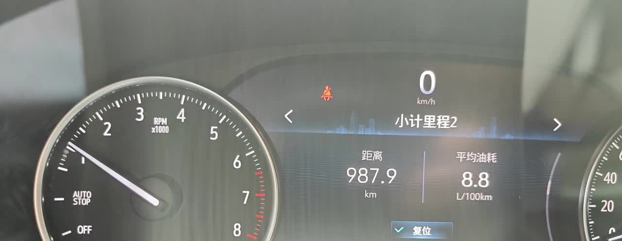 今天又加了油，然后油表按照油表的公里数和剩余的公里数加起来，实际上打他600元钱
