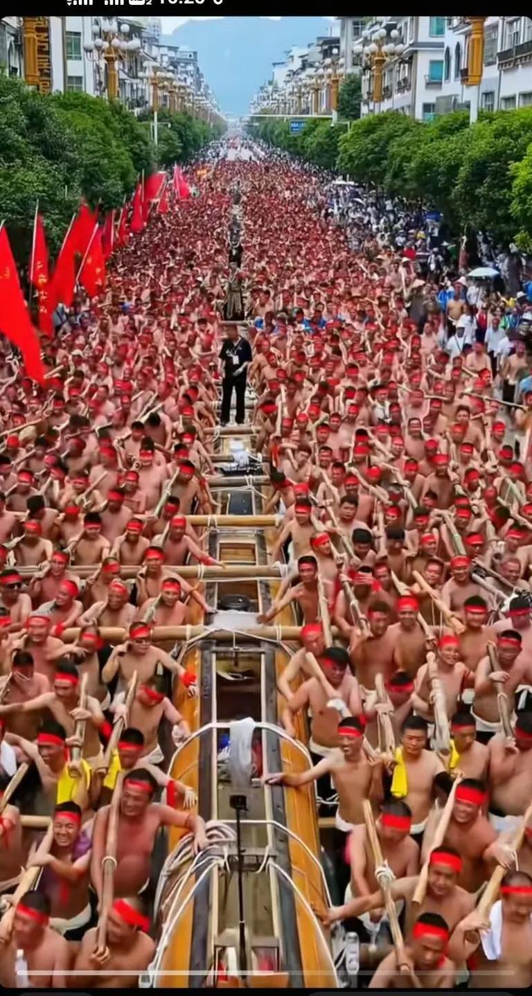 几千人抬起中国最长龙舟，台湾都传开了，说我们大陆同胞正在练习登岛训练
这船直接放