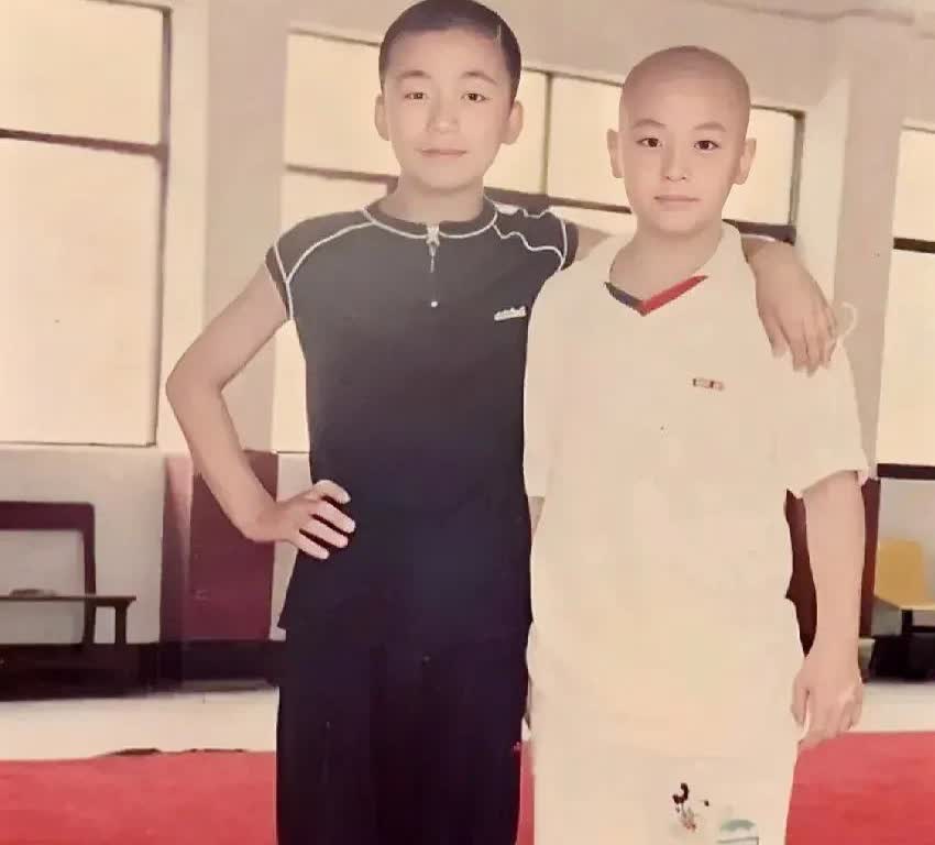 1996年，王宝强与释小龙在河南少林寺，留下的美好瞬间。王宝强当时12岁，在少林