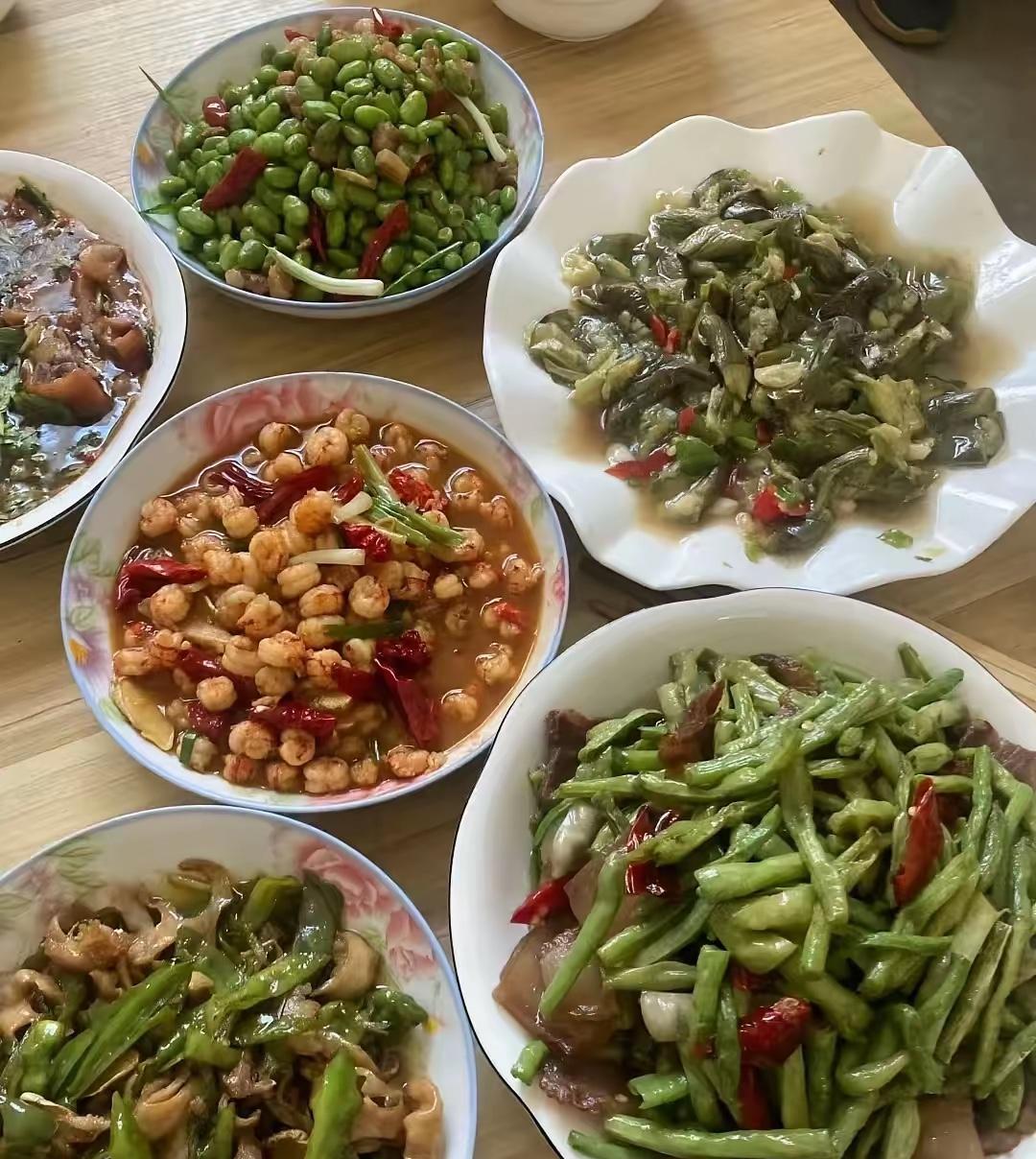 是不是婆婆都喜欢做这种半荤半素的菜？
看这婆婆大热天做了菜，儿媳妇却说根本吃不下