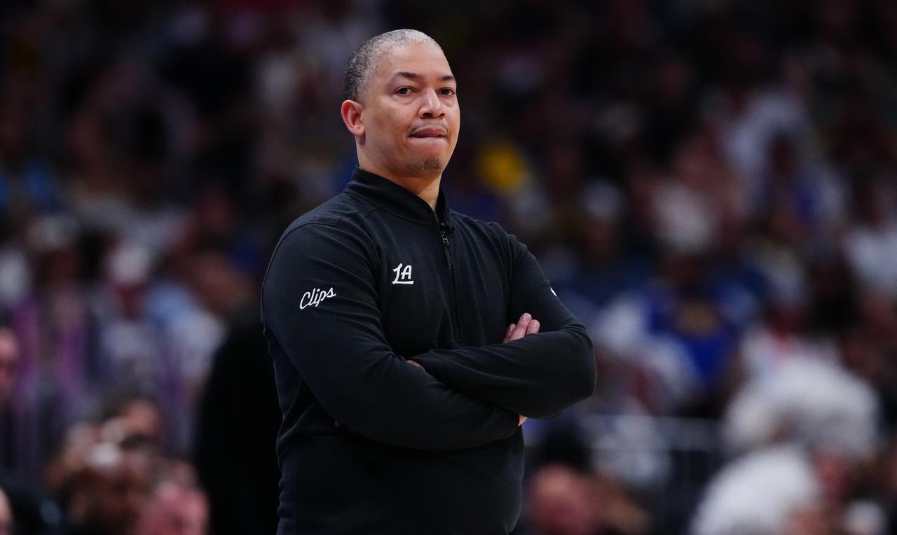 快船放弃挣扎吧！美媒报道：快船可以放弃挣扎放弃本赛季了，下课泰伦-卢、买断莱昂纳