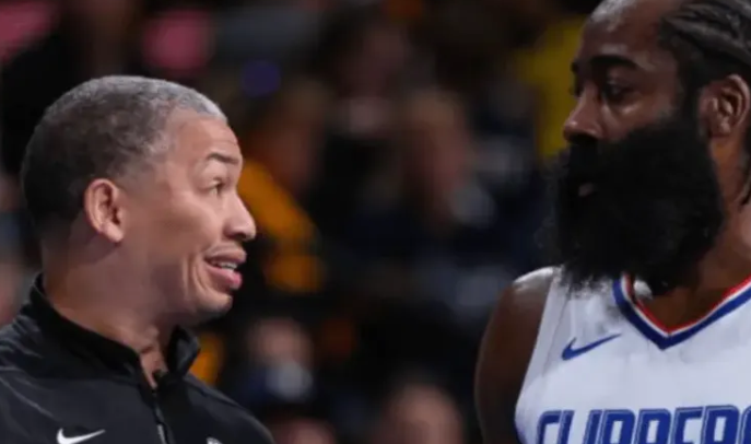 NBA常规赛，快船102-105不敌老鹰。
赛后快船主帅泰伦-卢接受了记者采访，