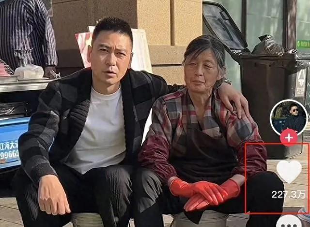 演员李飞因军旅剧走红，后因市场变化和心态转变，事业下滑陪伴母亲卖鱼，形成鲜明对比
