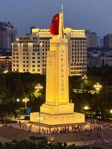 建军十年，投身抗日战场。建军二十年，开启了战略反攻。建军三十年，打赢了抗美援朝战