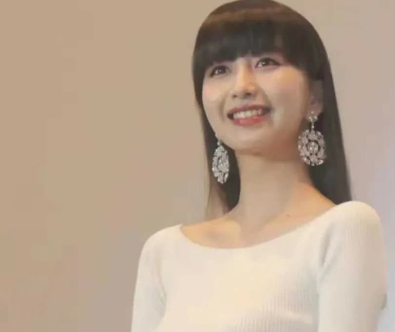 木村拓哉的女儿，真会长，汲取了父母的外貌优点。这样子真的感觉到了当年木村拓哉的帅