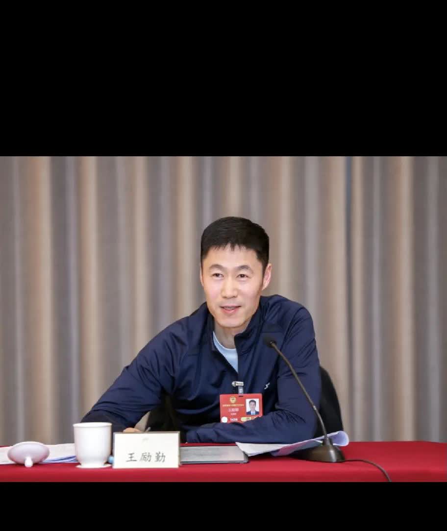 王励勤:您好！当前，中国乒乓球男队比赛出现了危机:
    第一，成绩下滑，尤