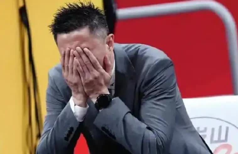 感觉杜锋离下课不远了，先是徐昕，后是张明池，广东宏远队太难了。青年队员想上位不容