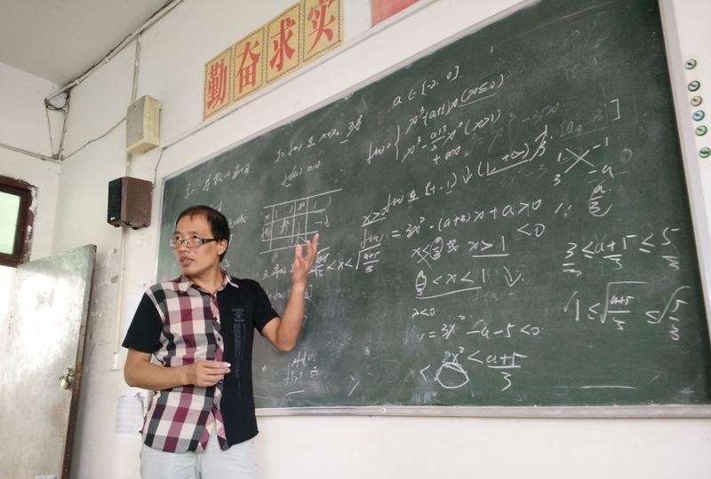 现在各中学开始招聘顶岗教师了，一些农村小学却有教师剩余。小学教师大部分又没有初中