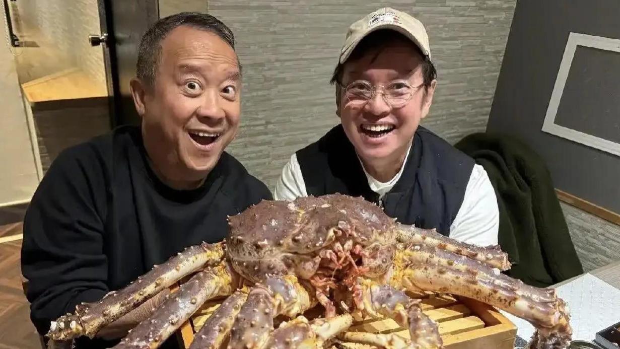 当74岁谭咏麟与曾志伟在日本遇上帝王蟹