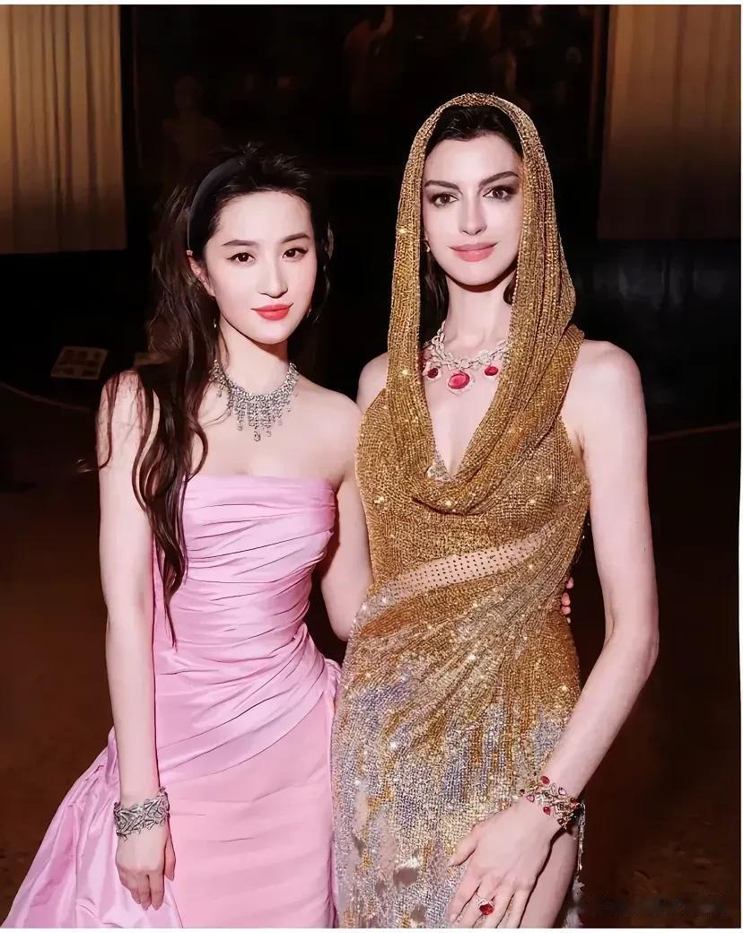 中西方美女的大比拼，你觉得刘亦菲漂亮还是安妮海瑟薇漂亮？ 刘亦菲看起来粉嫩粉嫩的