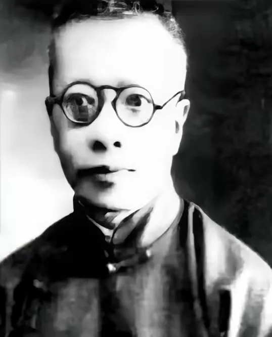1906年钱玄同新婚之夜，他坐在床边冷冰冰地对妻子徐婠贞说：“我不爱你，结婚只是