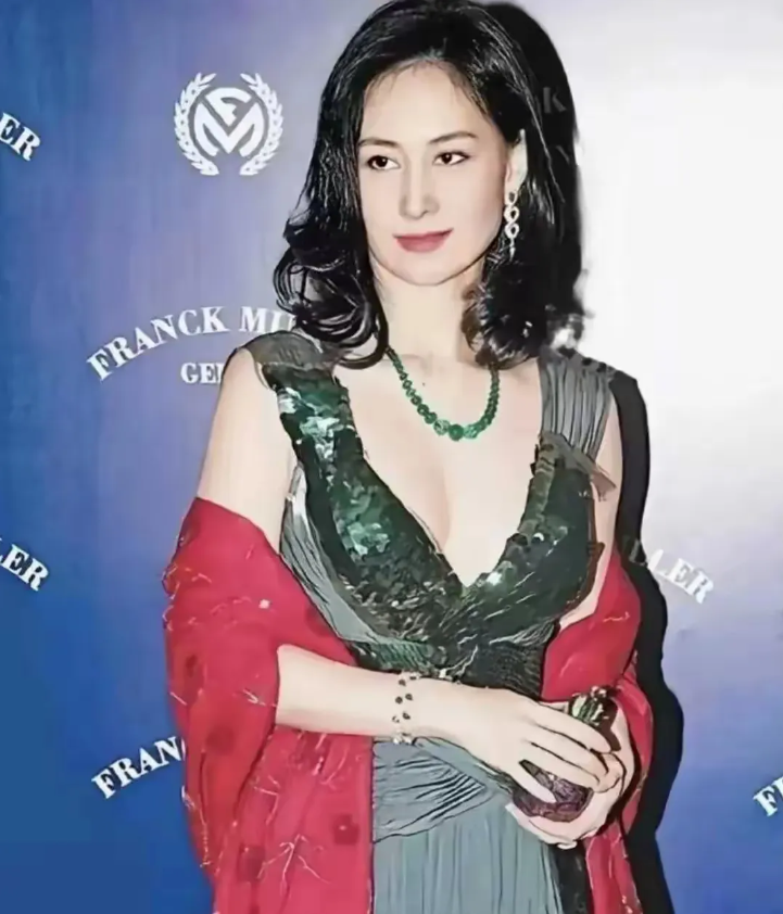 何超琼和李嘉欣选一个做老婆还是选李嘉欣，李嘉欣比何超琼要美多了，会撒娇，懂得示弱