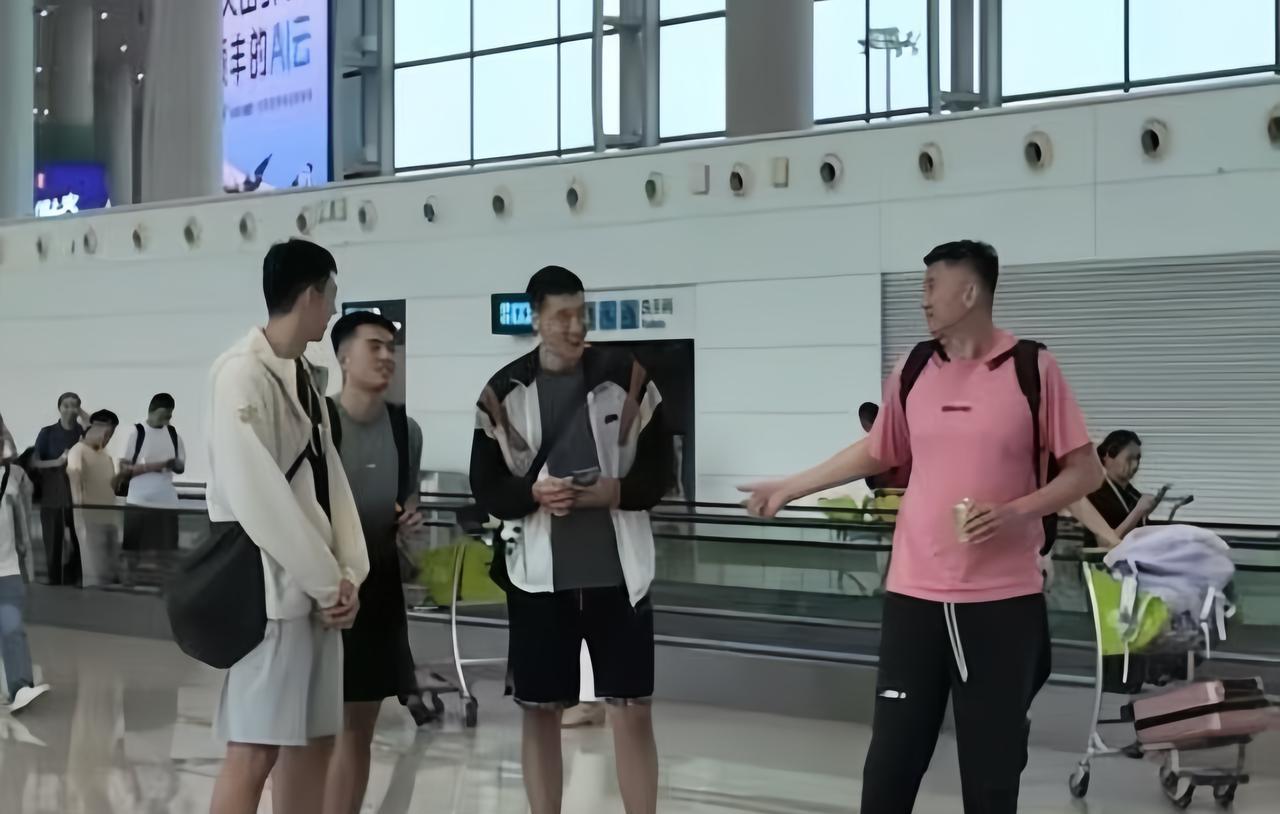 广东宏远男篮今天离开广东出发前往新疆参加CBA夏季联赛新疆站的比赛。
今天有球迷