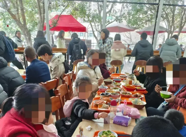 武汉大学大量游客涌入梅园学生食堂吃饭。
   在学生食堂搞团建，付费处大排长龙，