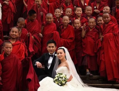 2008年，梁朝伟和刘嘉玲在不丹结婚，他们邀请了80多名亲友前来参加婚礼。娱乐圈
