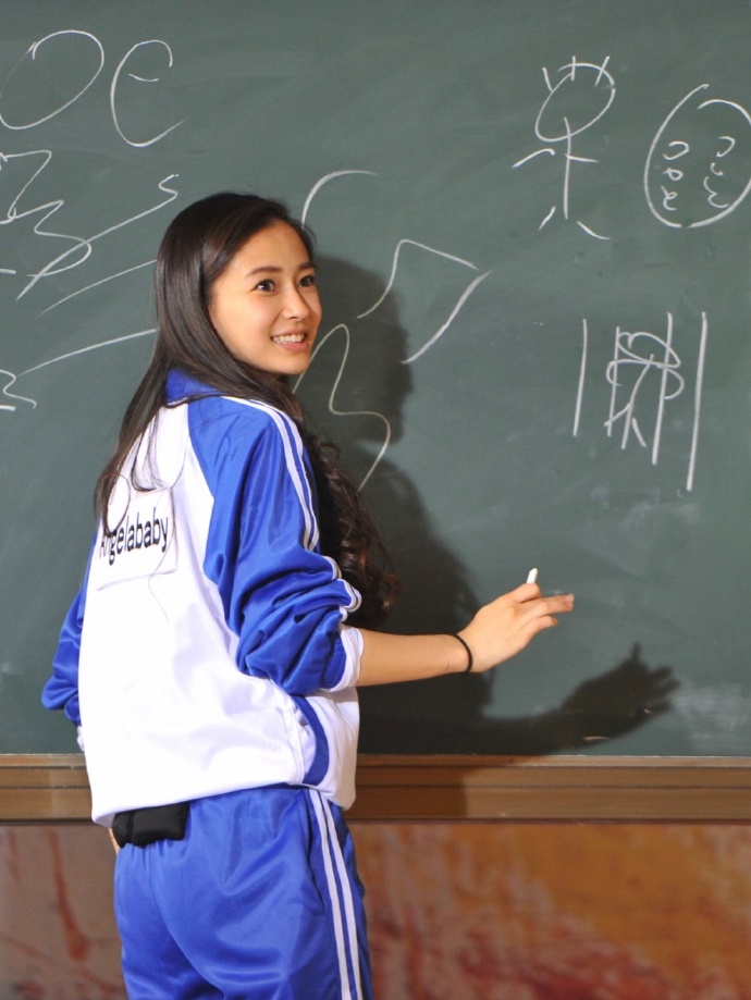中国校服的设计就算是Angelababy也难以驾驭啊！杨颖这样的大美女穿上颜值都