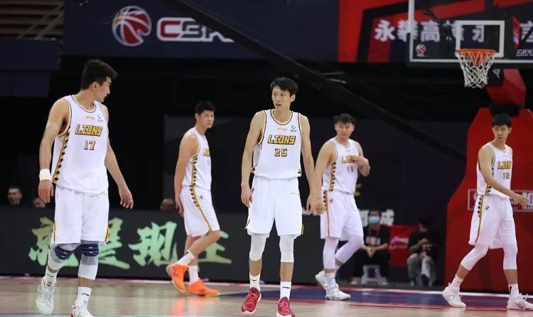 广厦男篮主力球员薪资和得分对比；
1、孙明微，600万元，场均14.8分；
2、