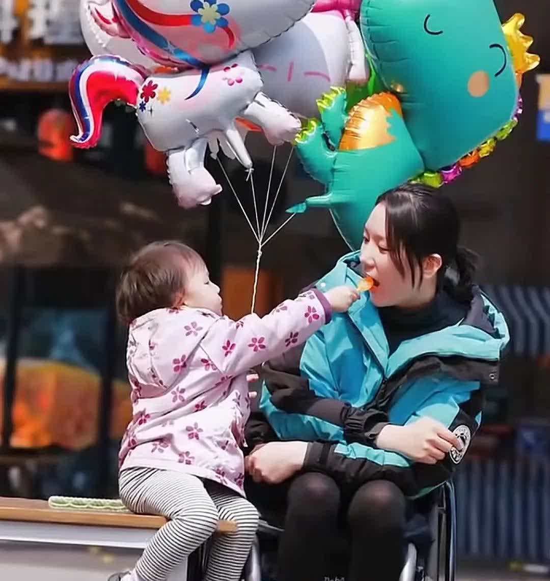 一位90后的轮椅单亲妈妈，远离家乡摆摊养孩子，孩子就是她坚强的后盾，这是多么负责