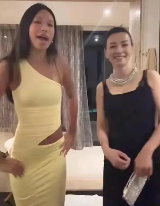 张庭和女儿同框，张庭长的这么漂亮，怎么女儿皮肤这么黑的，浑身上下美白的地方。
张
