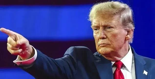 特朗普，
当着G7领导人的面称，
将俄罗斯踢出G7是错误，不介意中国加入。