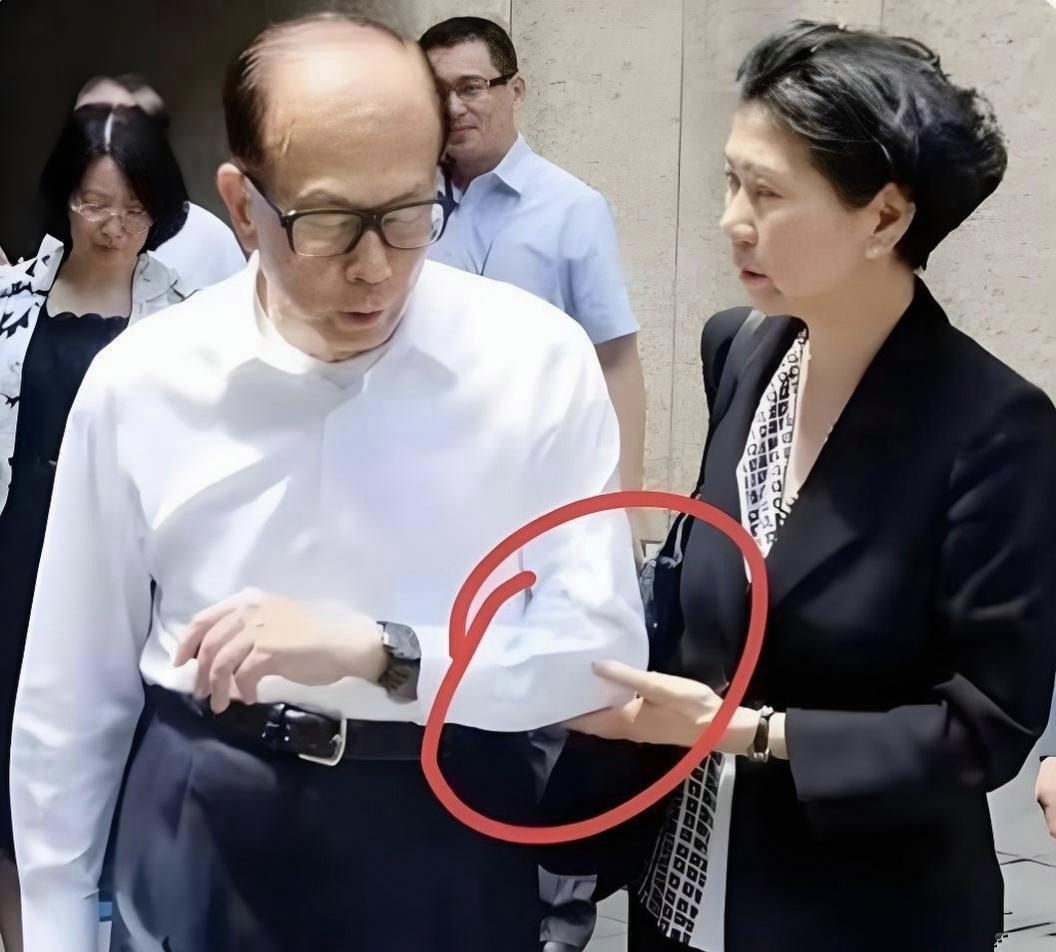 知道李嘉诚为啥卖港口吗？他算是彻底死心了。曾经顺风顺水、名利双收的李超人，一心想