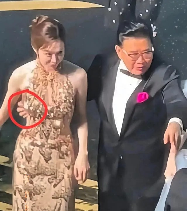 现在有些大牌主持人就能这么肆无忌惮吗？众目睽睽之下，他那只咸猪手堂而皇之地伸到女
