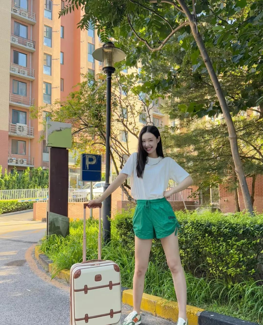 管乐又晒新动态了，
说句真心话，
虽然图片里的她
看起来一身清清爽爽的，白色T恤