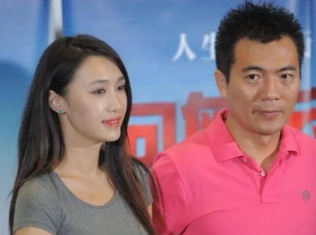 2006年，体育解说员黄健翔的妻子孙颖，确诊为乳腺癌，做完手术后，黄健翔就提出了