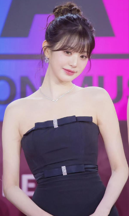 张元英的黑裙好美，今日份的感觉也是没谁了！