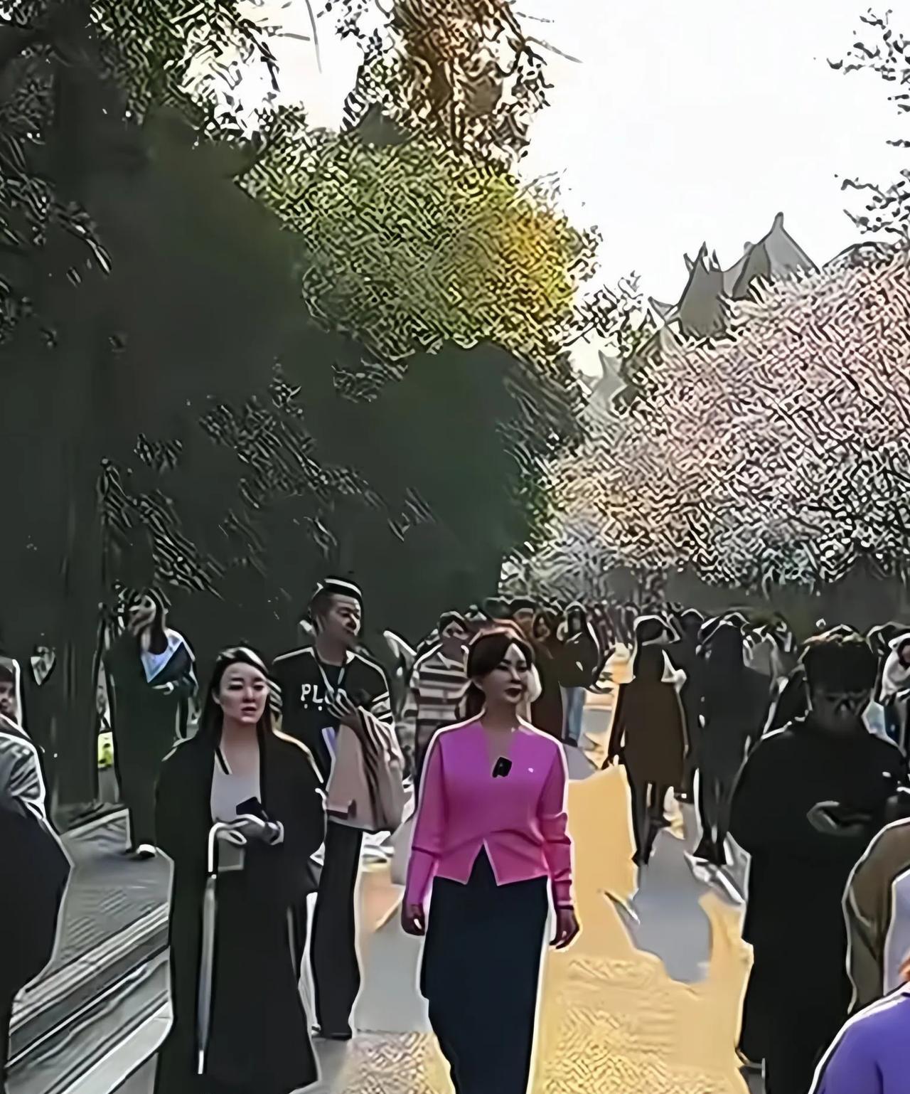 48岁的陈数老师在武汉大学出席活动，粉色上衣配黑色裤子优雅大方，女人味十足！你如