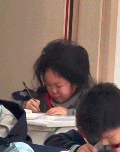 她在做题和作弊之间选择了做造型，孩子太难了
