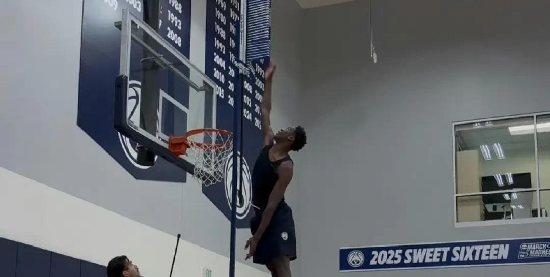 迪班萨在杨百翰大学的体测让人震惊，弹跳高度轻松亲吻篮筐。
最近杨百翰大学放出了一