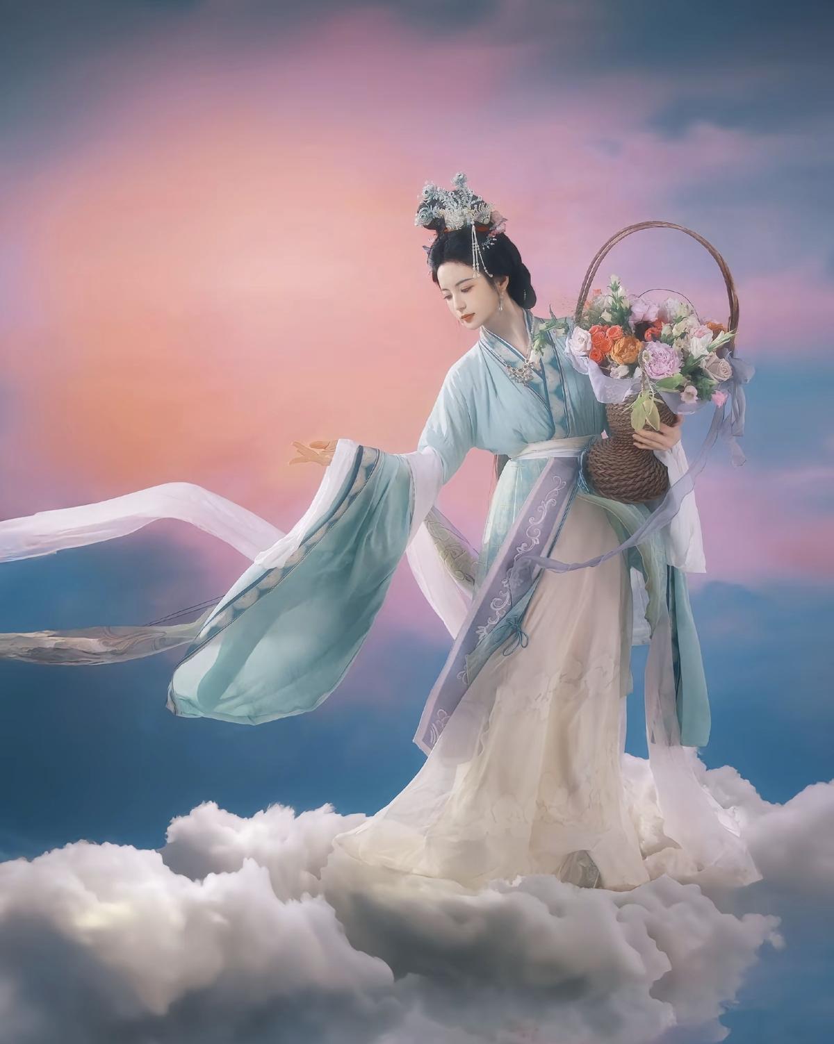 瑶妹真的好漂亮，特别那小脸比巴掌还小，172身高小骨架，好完美的女人[比心]陈瑶