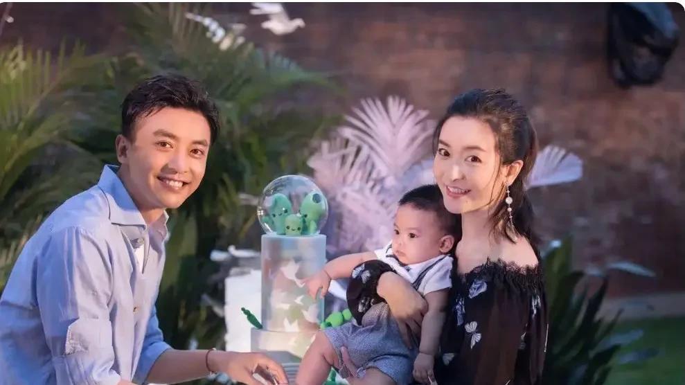 李晟的家庭：
爸爸：李小鸿，为美术教师。
妈妈：徐小艳，模样温柔漂亮，李晟的长相