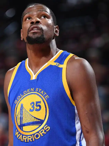 抛开冠军不谈，杜兰特就是比库里强，在库里和杜兰特的直接竞争中，杜兰特双杀库里，连