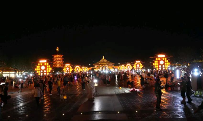 河南的省会城市选在洛阳应该最合适。
中国的八大古都，河南占了四个，建城时间最长的