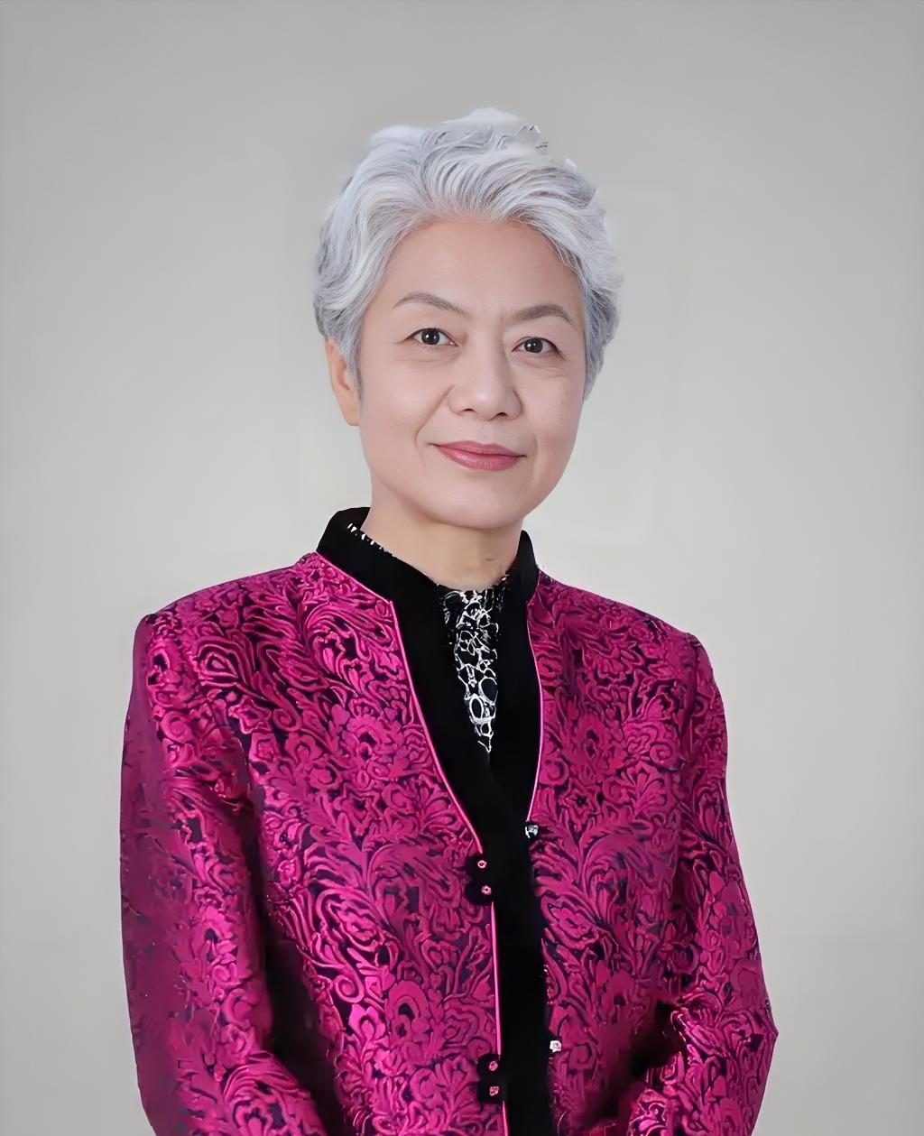 为什么说“毁掉”一个女儿，大多是从爸爸开始的！
       因为女孩幸不幸福，