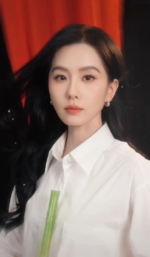 淮水竹亭 红绸绕指牵云袖，竹笛在手破雾纱，我终于理解什么是淡颜天花板了！妆那么淡