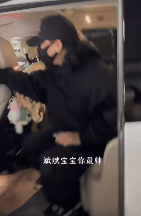 胡彦斌这次真的是凭实力用脚底多了套三室一厅吧！！！
看到粉丝们准备的惊喜，属实是