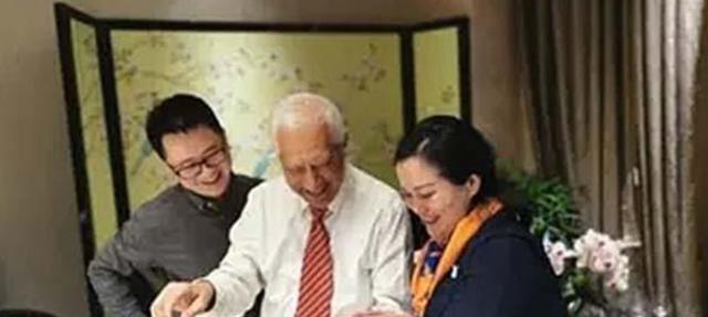 1947年，在雅加达街边摆摊的梅州夫妻，收养了一个印尼弃婴，谁料这个男孩越长越凶