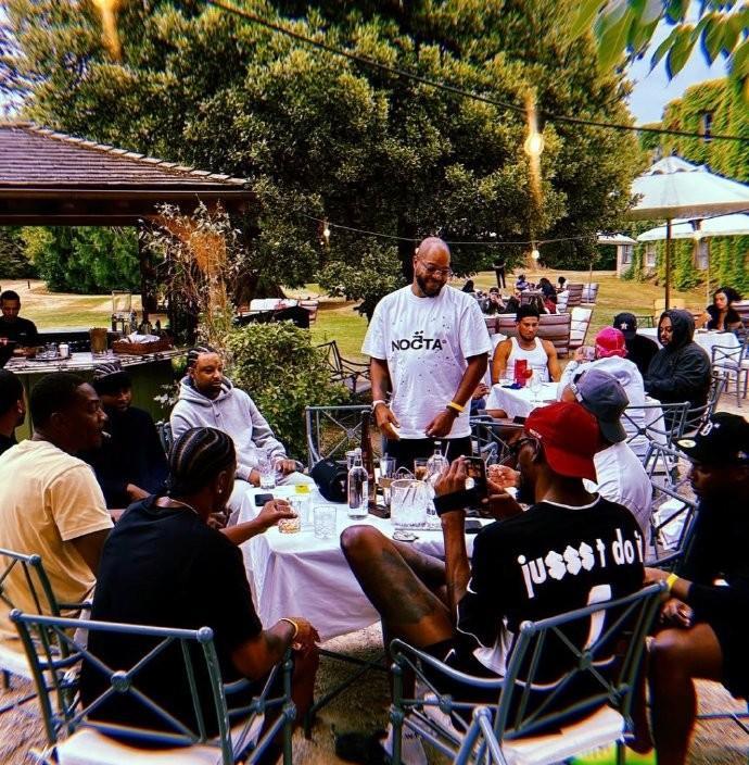 布克和杜兰特这俩关系是真好啊！
自打杜兰特被太阳交易之后，杜兰特和布克这组队友的