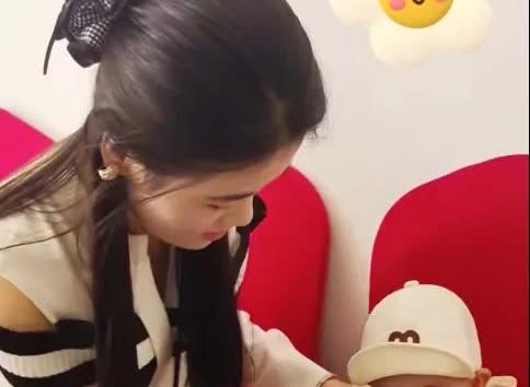 大衣哥的孙子顺顺，确实很招人喜欢。从露面的情况看，白白胖胖的，长大了不少。
全